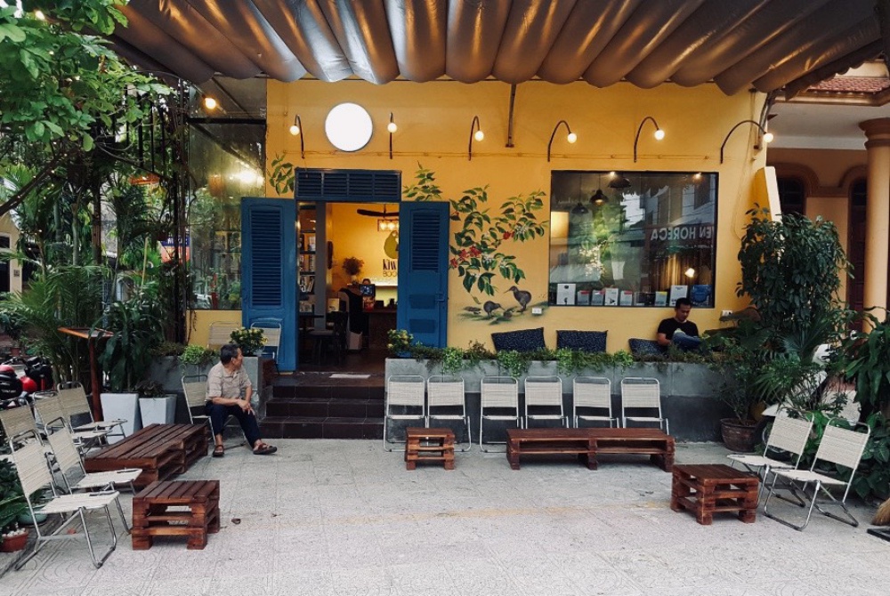 chau-cay-canh-cafe-sach-quang-binh